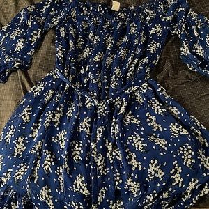 This is a very cute romper. Perfect for the summer and spring